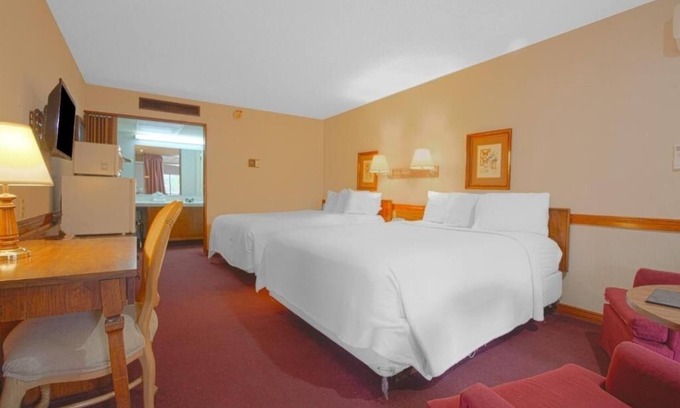 Liberal Hotel | Stay Queen Room, Parking Included, Pet Friendly, Near Joe’s