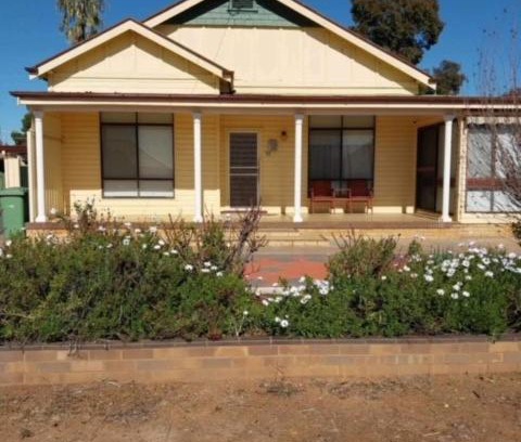 West Wyalong House | Cozy Stay @ Ray's with Hot Tub & Family-friendly Amenities