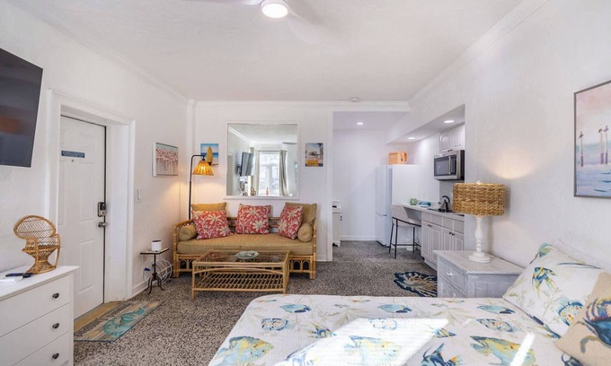 Jog Road Bed & Breakfast | Relax in a Beachfront Retreat with Family-Friendly Amenities