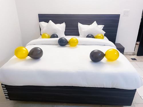 Sainik Farm Hotel | Budget-Friendly Stay Saket with Family Amenities & Breakfast