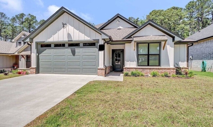 Tyler House | Premier Stay Tyler @ Vine - Fast Wifi & Pet-Friendly Amenities