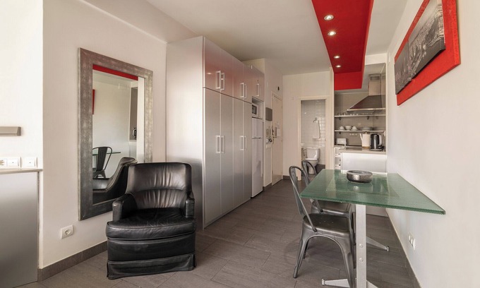 Hostafrancs Apartment | Stylish Studio Near Plaza de Espanya with Spa & Kitchen