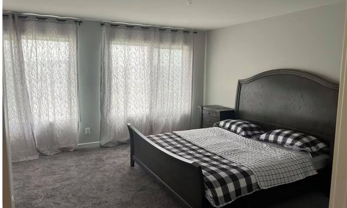 Airdrie House | Stay with host in a Pond View House 5 minutes from Calgary