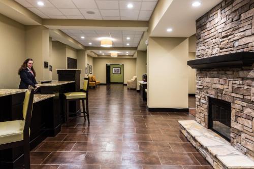 East Point Hotel | Pet-Friendly Staybridge Suites Atlanta Airport with High Ratings