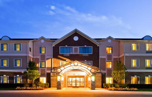 Novi Hotel | Pet Friendly Staybridge Suites Detroit-Novi with Pool Access
