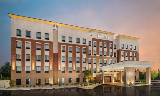 Florence Hotel | Pet-Friendly Staybridge Suites Florence with Pool & Kitchen