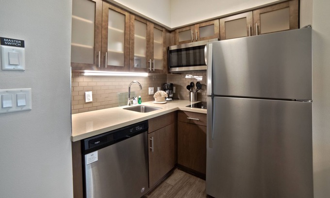 Humble Hotel | Top-Rated Staybridge Suites Houston with Pool & Spa Amenities