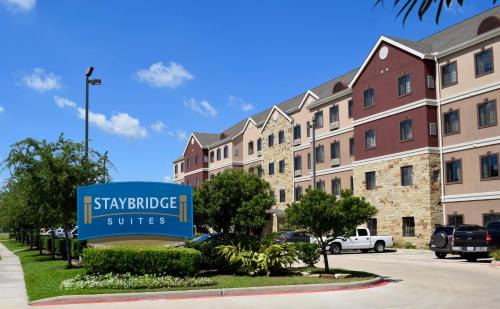 The Fountains Hotel | Pet-Friendly Staybridge Suites Houston Stafford with Pool Access