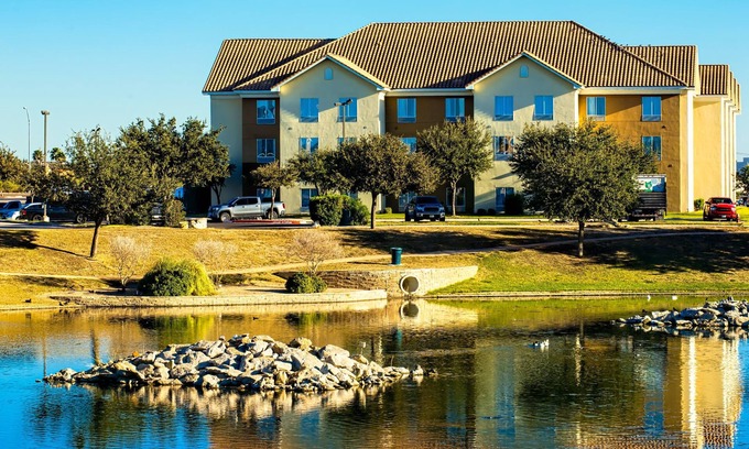 Laredo Hotel | Relax at Staybridge Suites Laredo Airport with Great Amenities