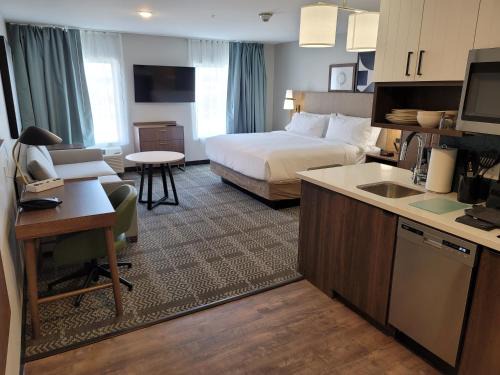 Fairgrounds Hotel | Pet-Friendly Staybridge Suites - Louisville Expo Center
