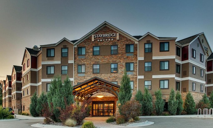 Grant Creek Hotel | Pet-Friendly Staybridge Suites Missoula with Pool & Hot Tub