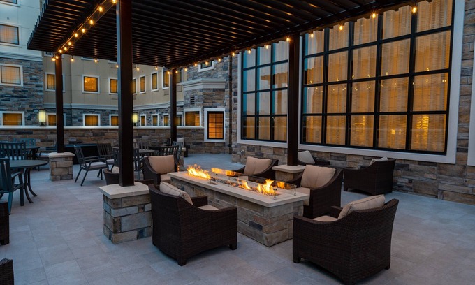 Franklin Hotel | Inviting Staybridge Suites Nashville - Franklin with Pool & Breakfast