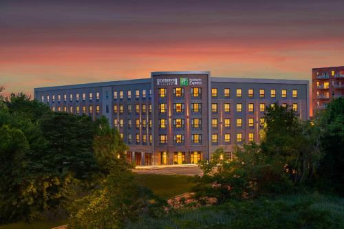 Quincy Hotel | Comfortable Staybridge Suites - Quincy: Pet & Child Friendly