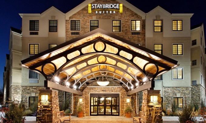 Rossford Hotel | Relax at Staybridge Suites Toledo with Pool and Breakfast