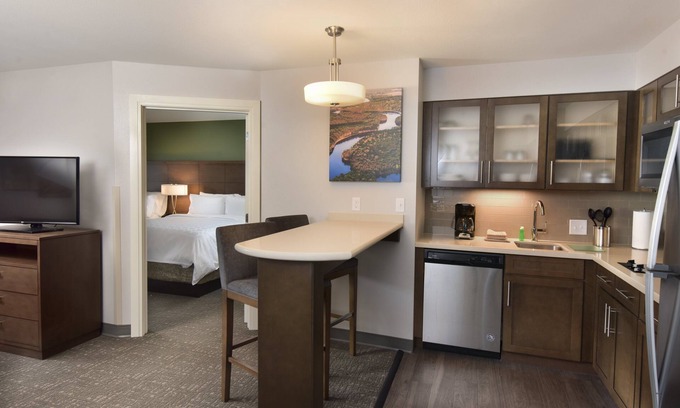 Lake Delton Hotel | Eco-Friendly Staybridge Suites Wisconsin Dells - Lake Delton