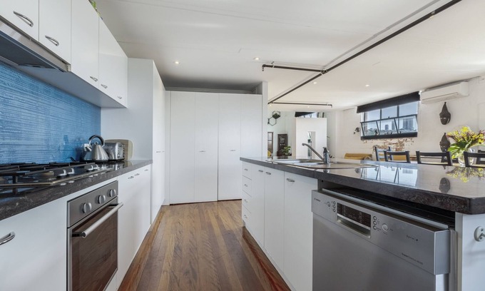 Collingwood North Apartment | Stylish Fitzroy Warehouse Penthouse with Pet-Friendly Amenities