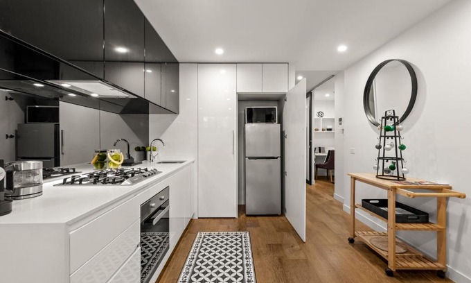 Hawthorn East Apartment | Stylish StayCentral Hawthorn East with Hot Tub & Family-Friendly