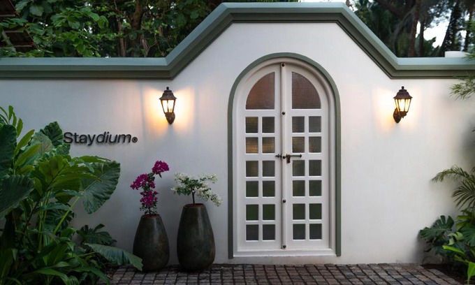 Kozhikode Resort | Relax at Staydium Bungalow Resort with Pool & Breakfast