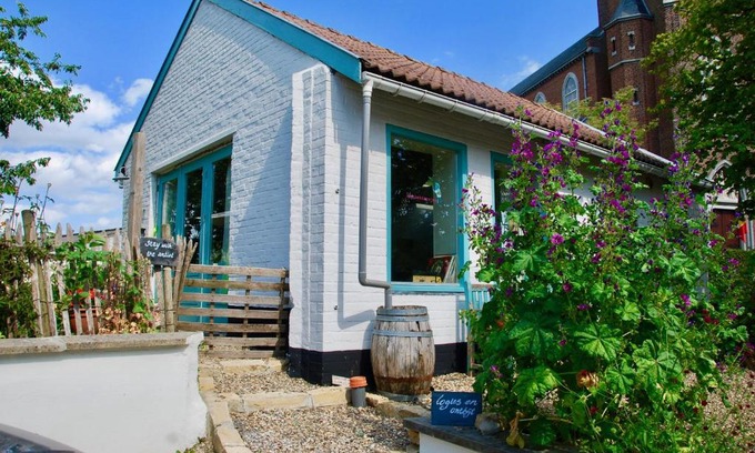 Teuven House | Artistic Retreat: Pet-Friendly Stay with Breakfast Included