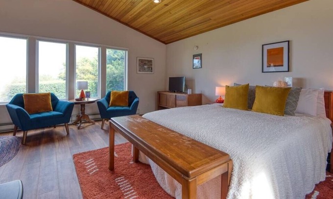 Coos Bay House | Oceanfront Bliss: #StayinMyDistrict Cape Arago Studio Suite