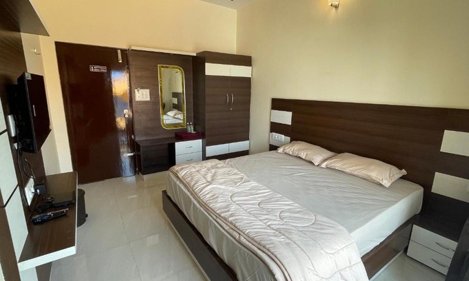 Chamarajanagara Hotel | Perfect Family Retreat at STAYMAKER Royal Brothers Lodging