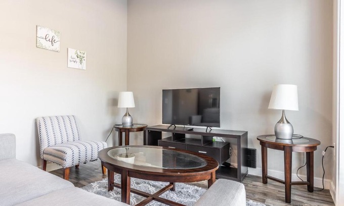 Richardson Apartment | Discover StayOvr at Galatyn Park - Great Guest Ratings!