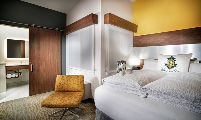 Downtown San Diego Hotel | Exceptional Staypineapple Hotel Z in Gaslamp, San Diego