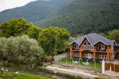 Brein Villa | Experience Comfort at StayVista Gaash Cottage – 4 Stars