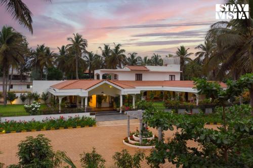Narasapura Villa | Relax at StayVista Silver Oak Farm with Breakfast Included