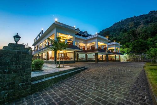Irinjalakuda Villa | Indulge at StayVista's Springhills Villa & Ayurvedic Spa