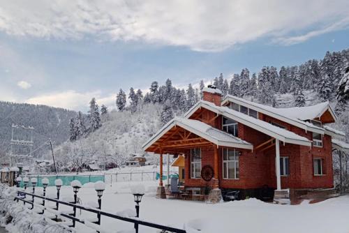 Srinagar Villa | Cozy StayVista at Suroor with Breakfast & Child-Friendly Amenities