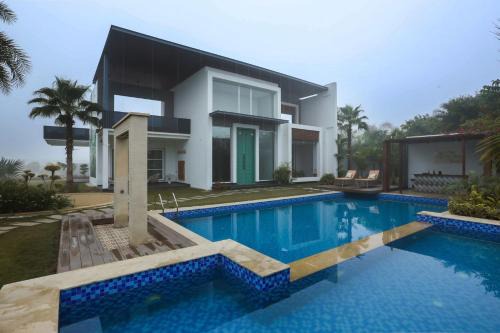Amritsar Villa | Experience La Paradise: Outdoor Pool, Firepit & Deck Awaits
