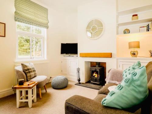 Newby Bridge House | Cozy Steam Train Cottage - A Lake District Retreat