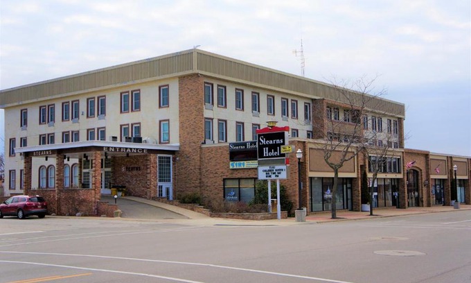 Ludington Hotel | Stearns Hotel: 4-Star Stay with Breakfast & Family-Friendly Amenities