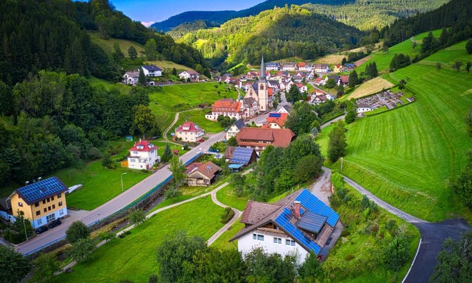 Bad Peterstal-Griesbach Apartment | Tranquil Steepleview House with Breakfast & Child-Friendly Fun