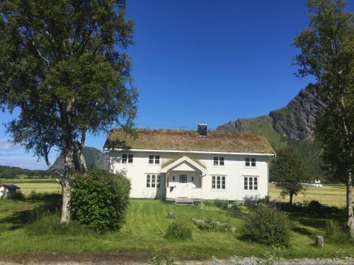 Rossoya House | Discover Steigen Lodge Villa Vaag: Family-Friendly Retreat