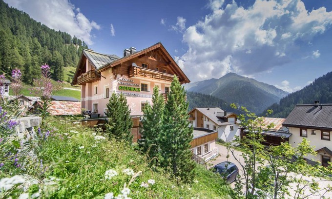 Ravaisch Apartment | Highly Rated Steinbock Apartments: Pet Friendly & Breakfast!