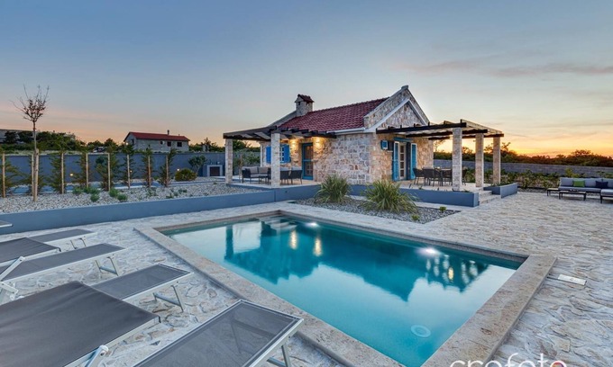Razanac Villa | Unforgettable Steinhaus Milan: Oceanfront & Family-Friendly Stay
