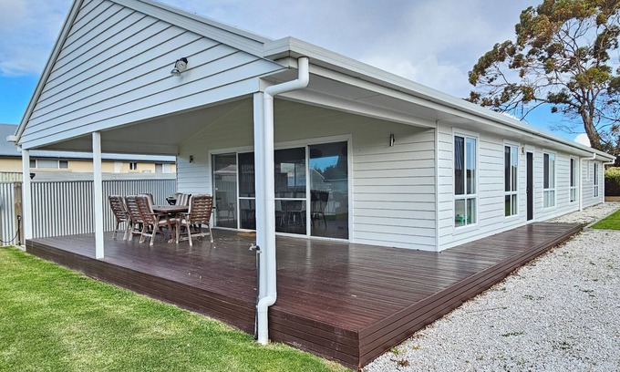 Waterhouse House | Discover Stella Dais: Heart of Robe with Family Amenities