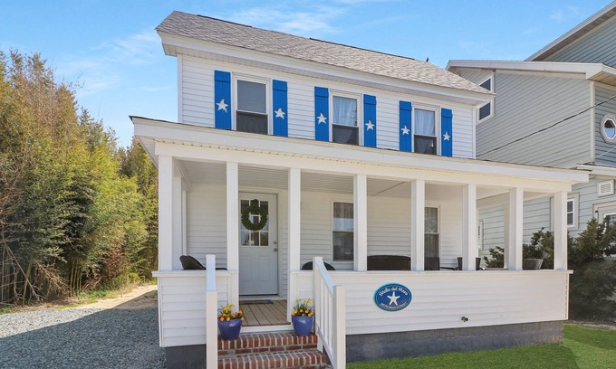 Chincoteague House | Stella del Mare: Relaxing Porch & Family-Friendly Amenities