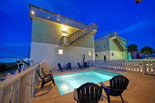 Old Town House | Stella Maris: Golf Cart Zone with Beach & Rooftop Pool