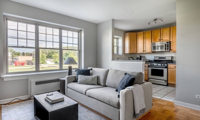 Evanston Apartment | Modern Evanston 1BR w/ Courtyard, Near Beach & University