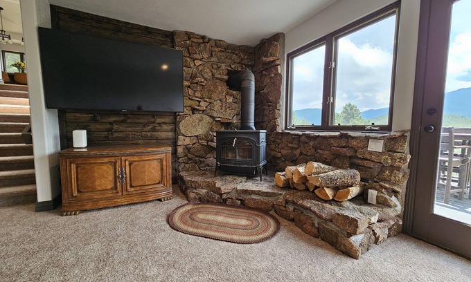 Shadow Mountain House | Unforgettable Steller's Jay Hideaway with Spa and Hot Tub