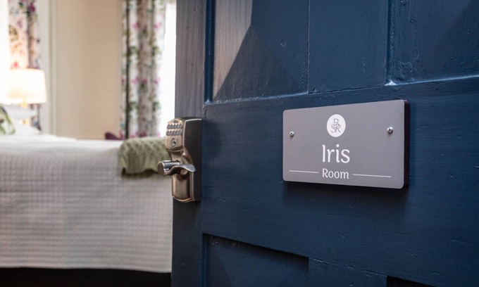Harrisonburg Apartment | Experience Comfort and History in Our Cozy Iris Room
