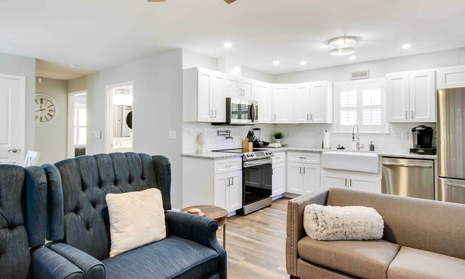 Rosewood Cottage | Accessible Retreat with Fire Pit, Close to USC