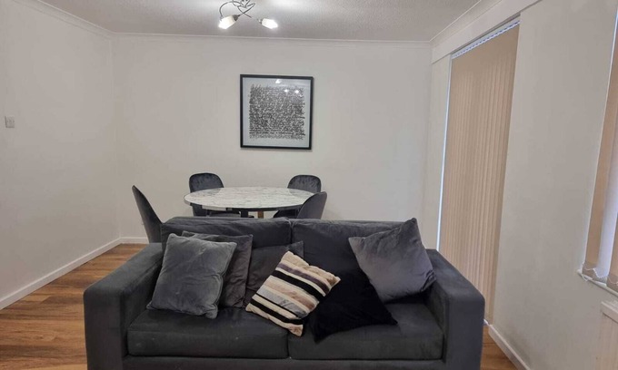 Thamesmead House | Experience Tranquility with Ocean Views and Family Amenities