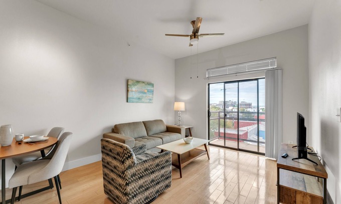 Oak Lawn Apartment | Indulge at 4123 Cedar Springs and Embrace Relaxation