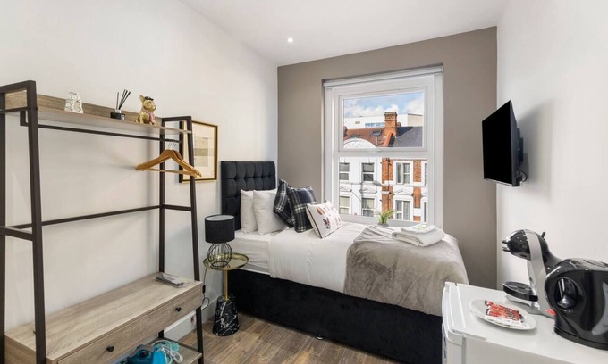 Ealing Apartment | Modern Studio Flats for Solo Adventurers with Great Amenities