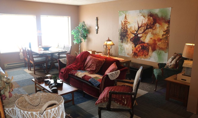 Toledo Apartment | Discover the Vintage Sanctuary in Toledo, Oregon - Breakfast Included!
