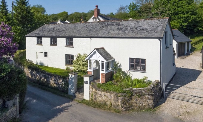 Marwood House | Spacious Stepps Farm House with Pool & Pet-Friendly Comfort